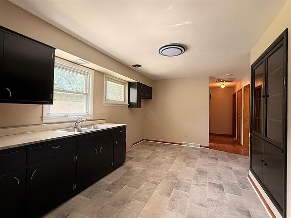 5th image of 203 Willow Grove Rd