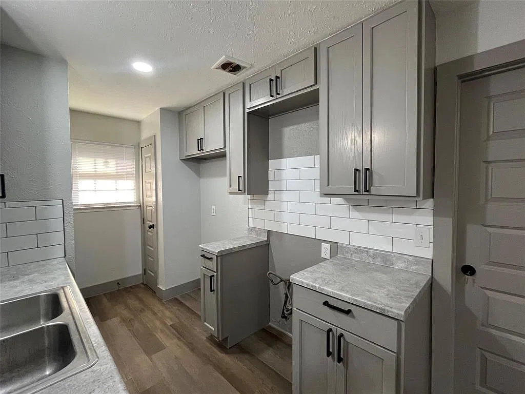 3 bed, 1.0 bath, 1011 sqft, $1,600 — Photo 1