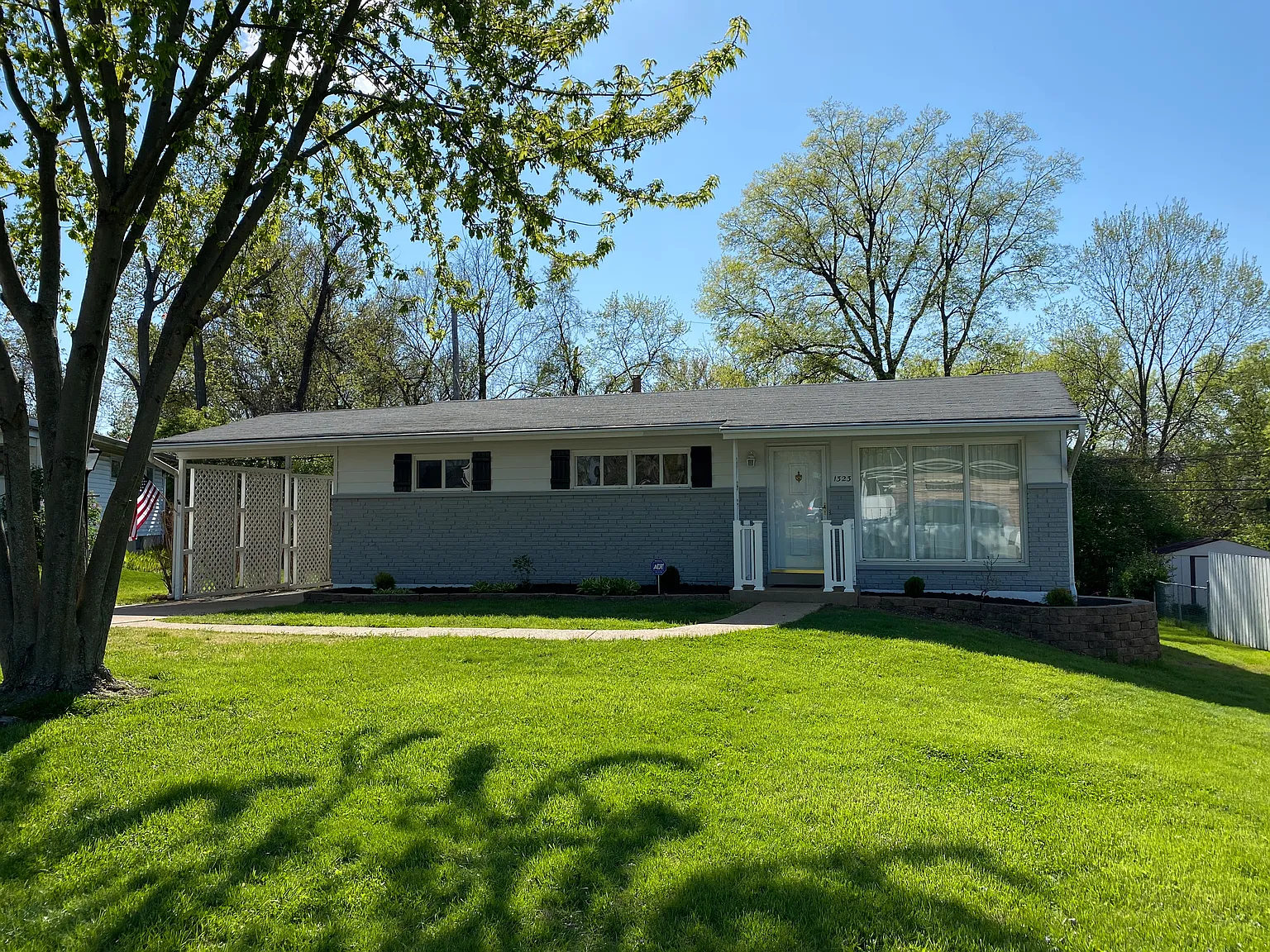 1323 Honeywood Dr photo 1