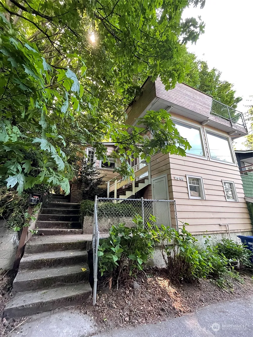 2340 Halleck Avenue SW photo 1