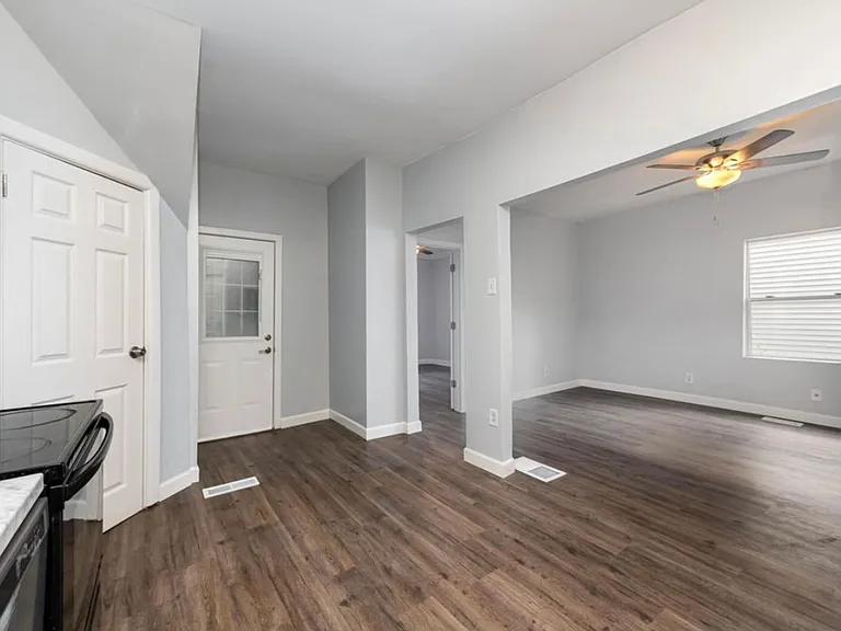 E. Walnut Hills - Cute 2 Bed In Upper Of 2 Family — Photo 10