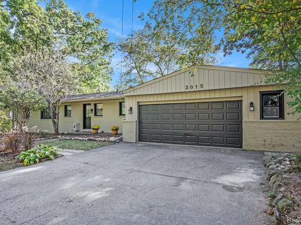 3015 Lakeview Blvd, Highland, MI 48356