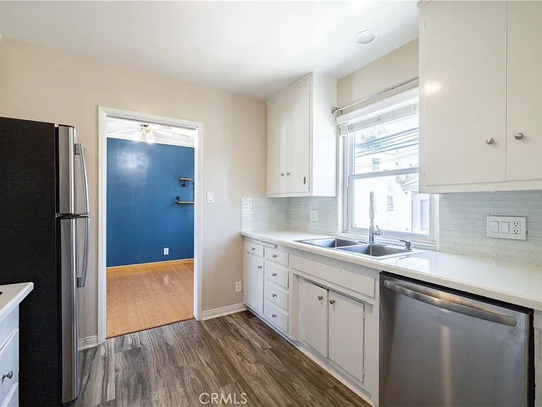 1227 E 1st St — Photo 2