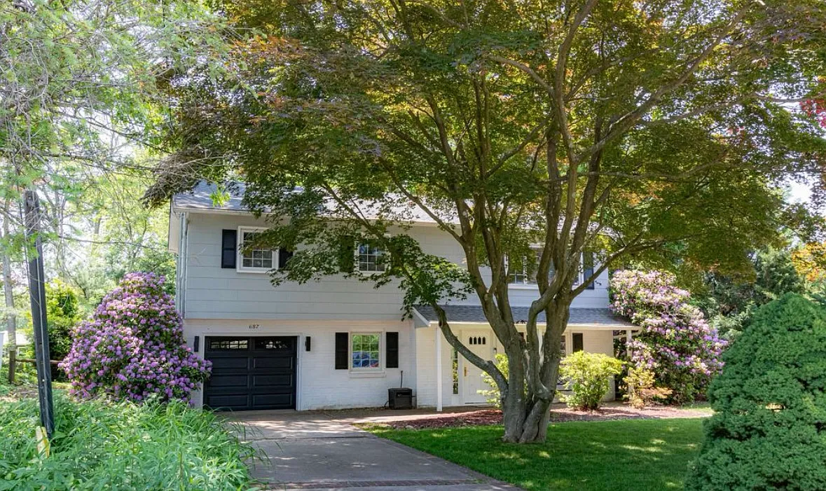 687 Northstream Dr — Photo 3