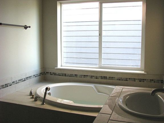 Jetted/Soaking tub with tile tub deck.