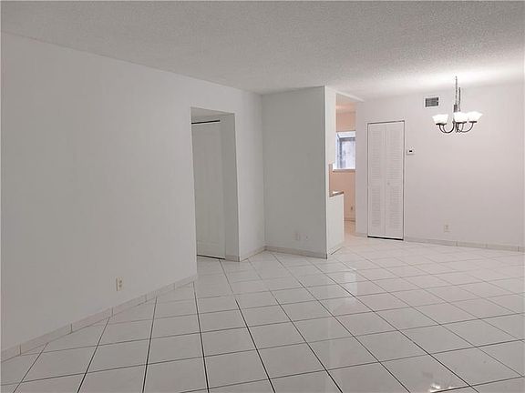 4th image of 505 Gardens Dr APT 104
