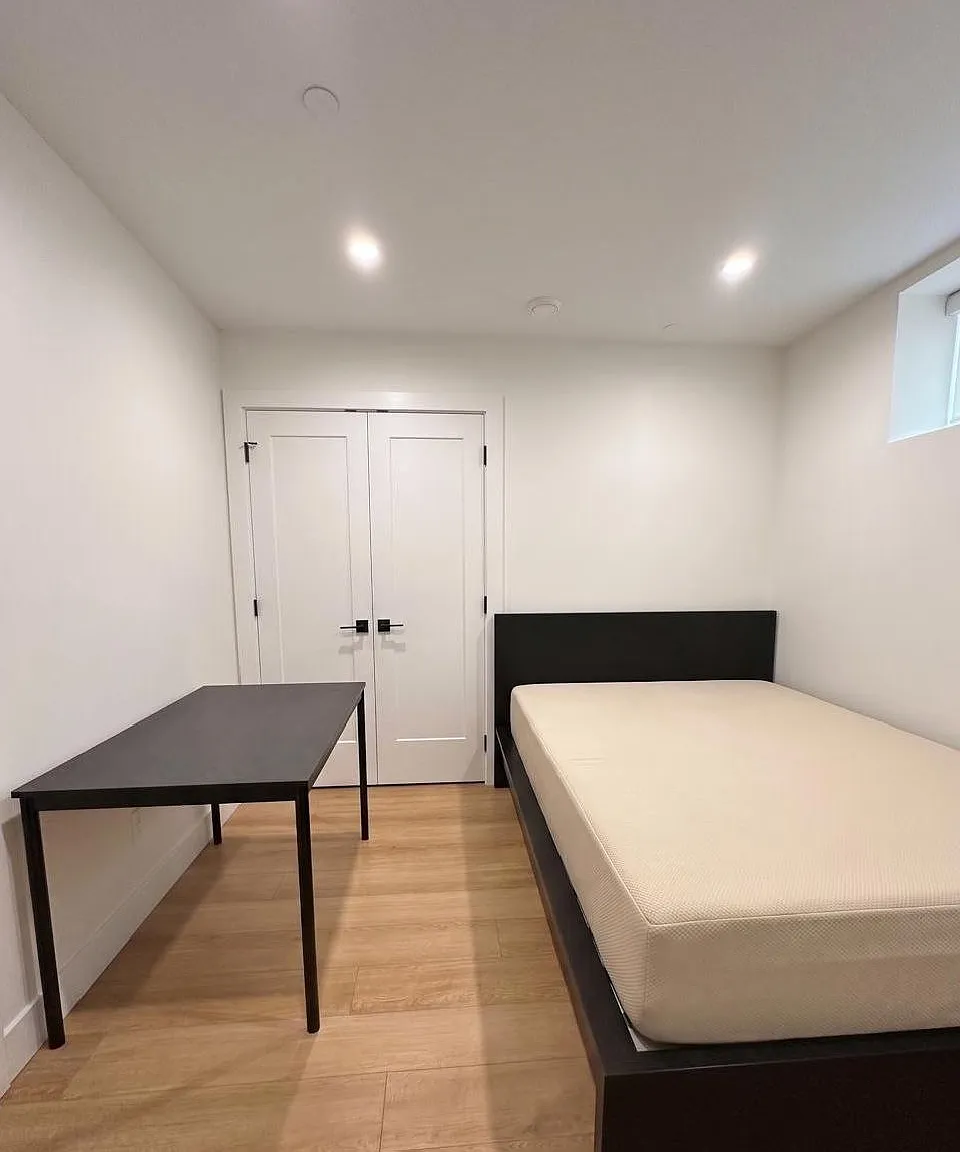 4 bed, $1,250 — Photo 1