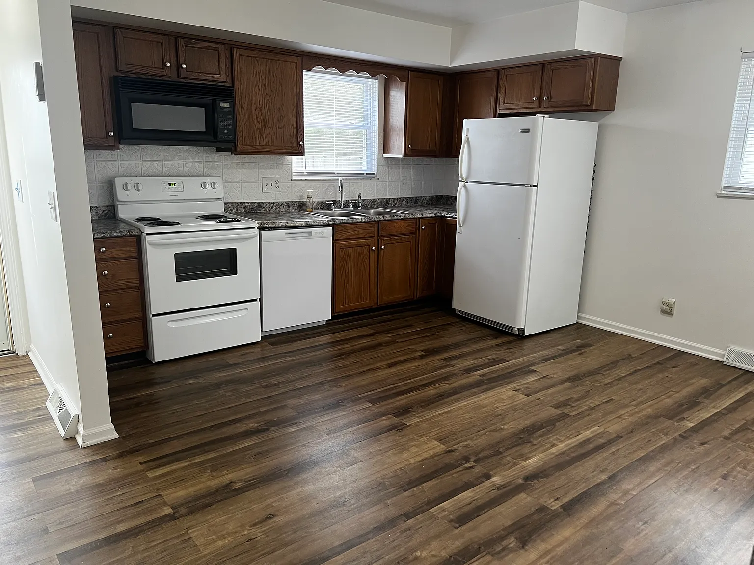 3 bed, 1.5 bath, 1200 sqft, $1,350 — Photo 3