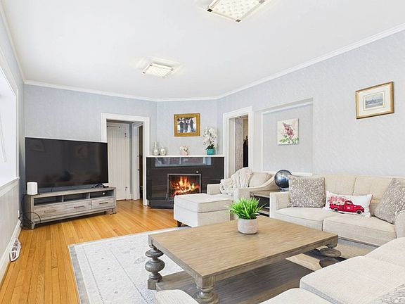 4th image of 2611 Walnut Ave