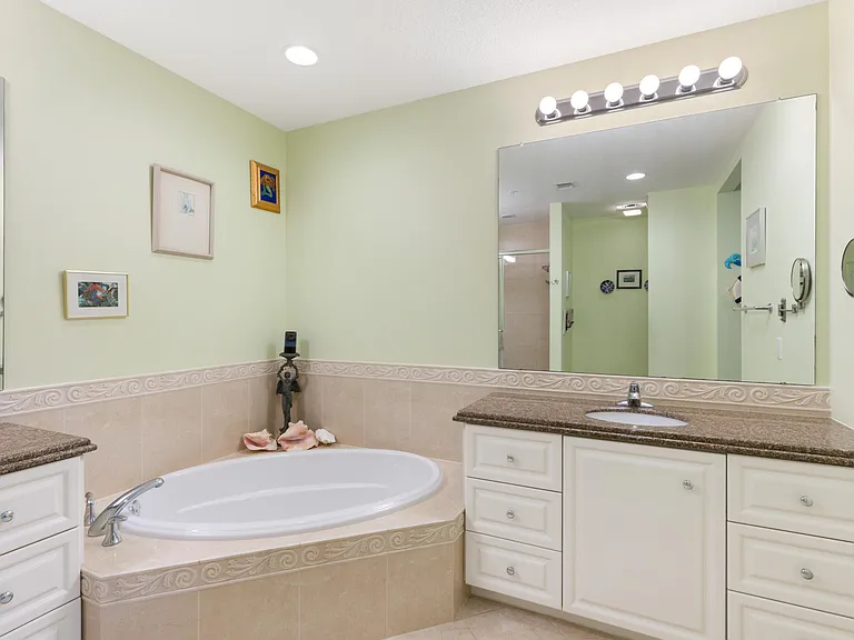 33 Harbour Isle Dr #201 — Photo 18