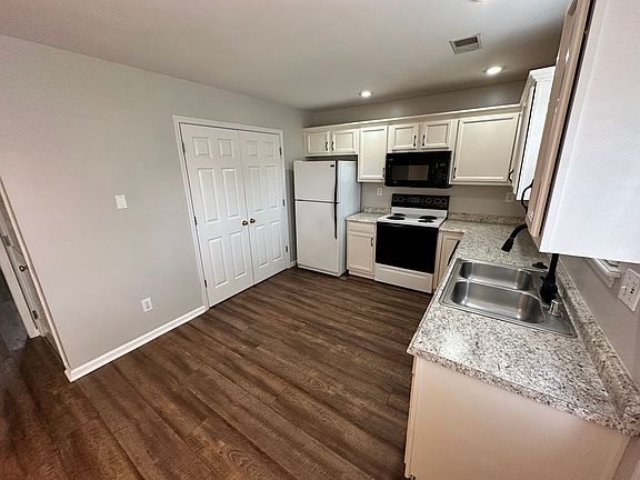 5th image of 3049 Mapleleaf Park