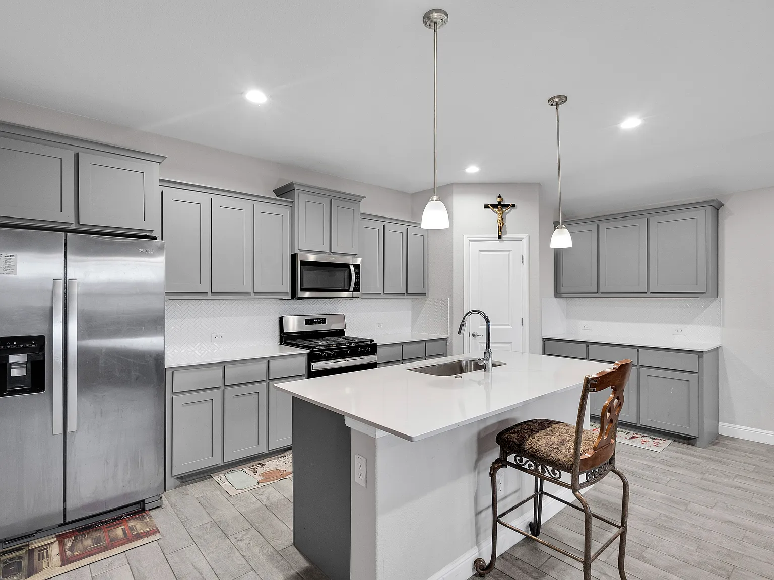 4 bed, 2115 sqft, $2,975 — Photo 4
