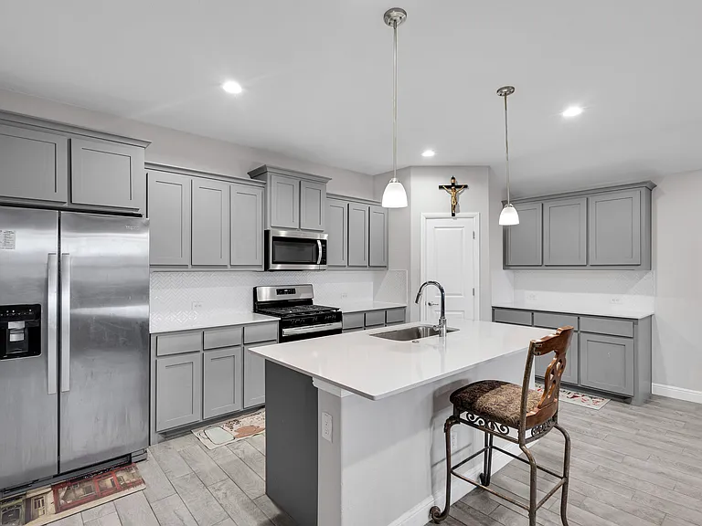 1221 Rolling Meadows Dr — Photo 4