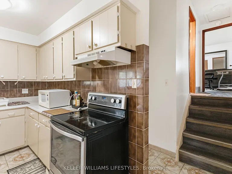 156 Paperbirch Cres — Photo 12