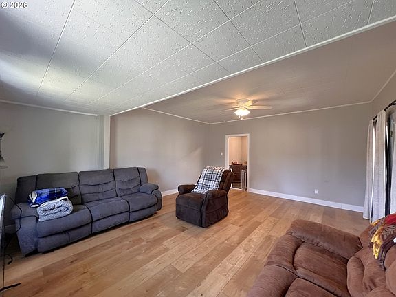 5th image of 432 Cedar St