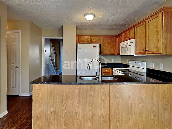 3rd image of 280 Iris Dr