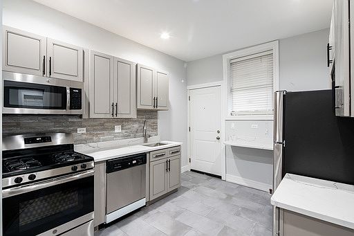 5th image of 1058 W Glenlake Ave #2