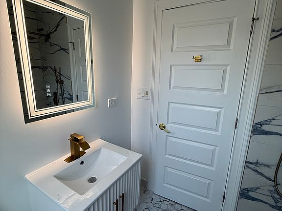 3rd image of 851 Wentworth Ave #2