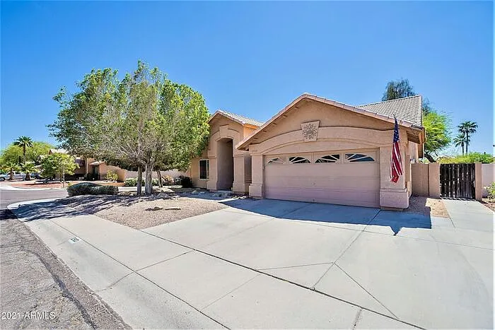 2933 E Verbena Dr — Photo 2