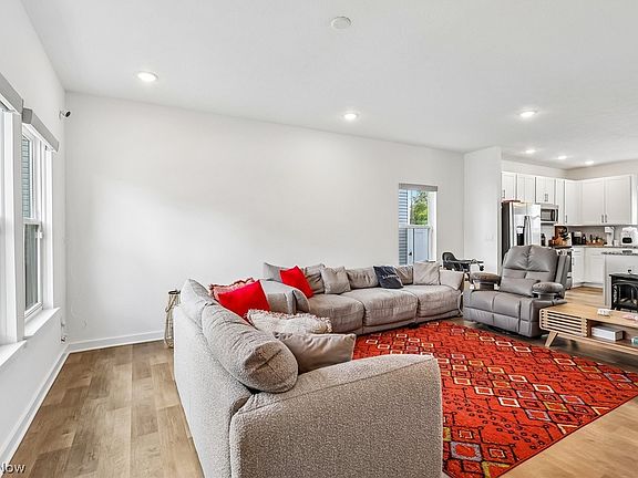 3rd image of 572 Auld Farm Cir