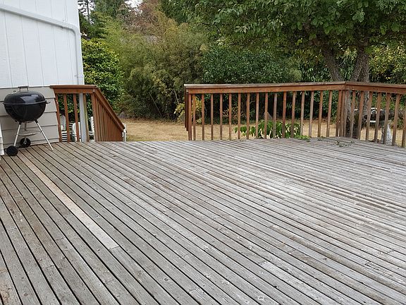 LARGE deck!! great for entertaining