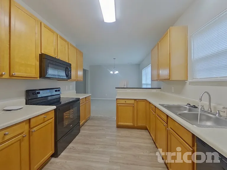 2092 Roscommon Dr — Photo 7