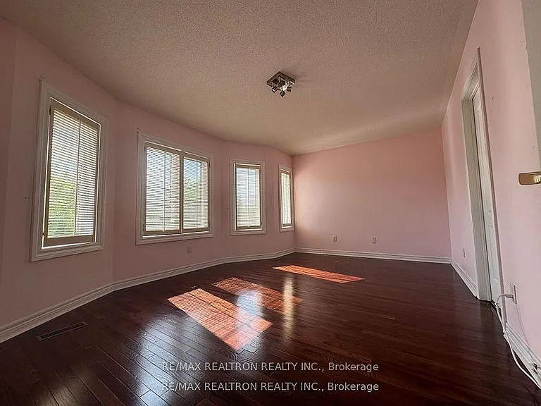 21 Goldring Cres — Photo 14
