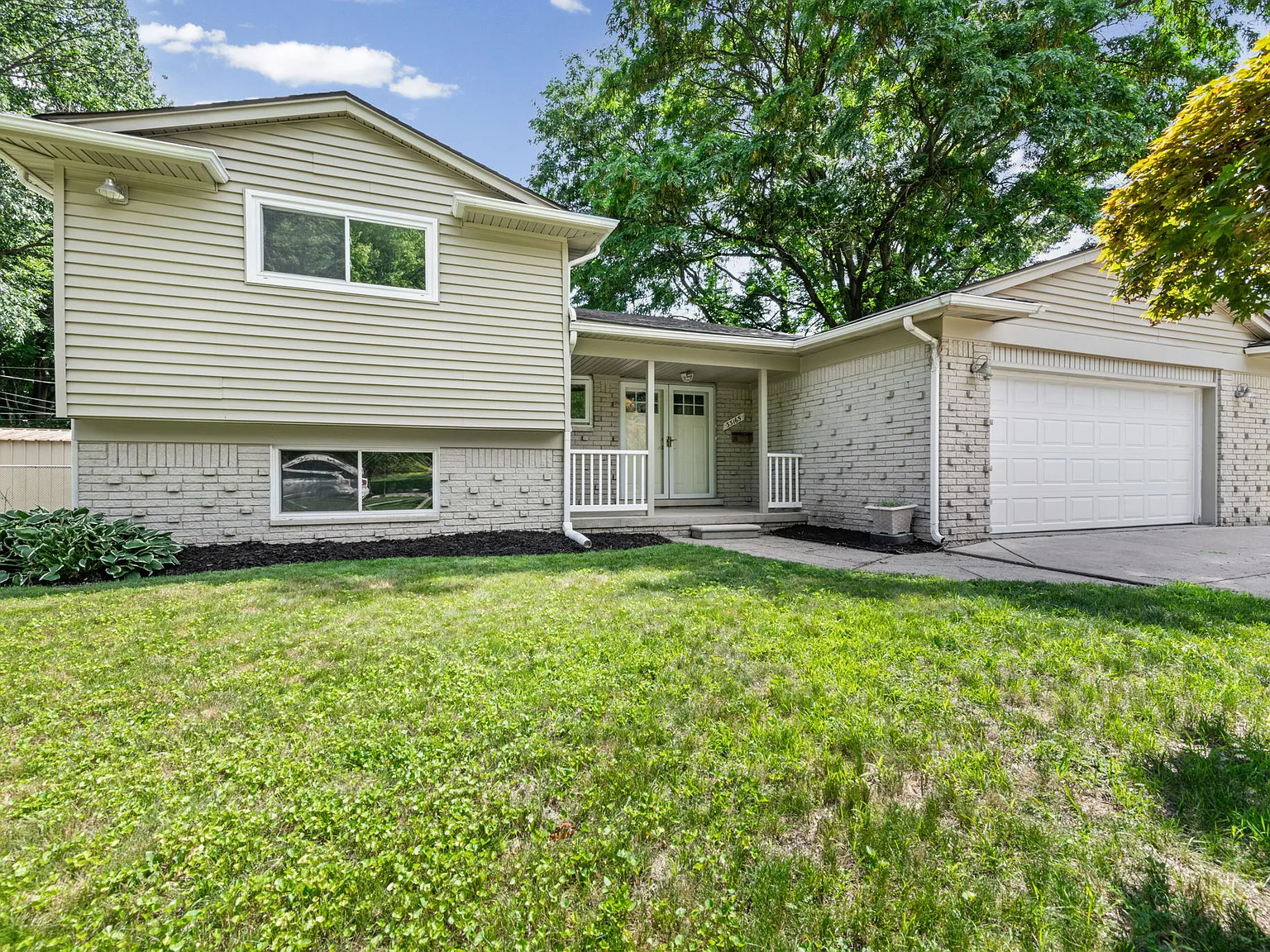4 bed, 2221 sqft, $2,600 — Photo 1