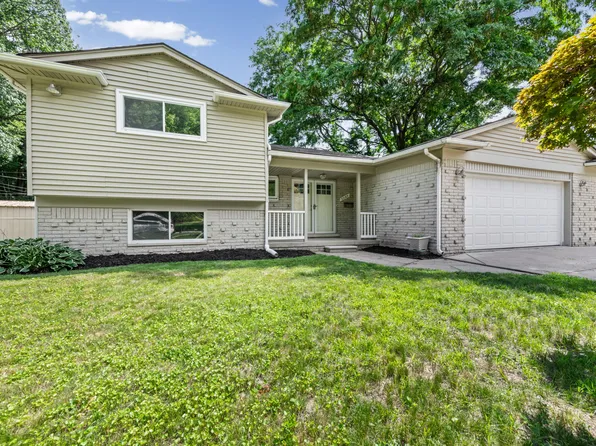 33165 Maplenut St, Farmington, MI 48336