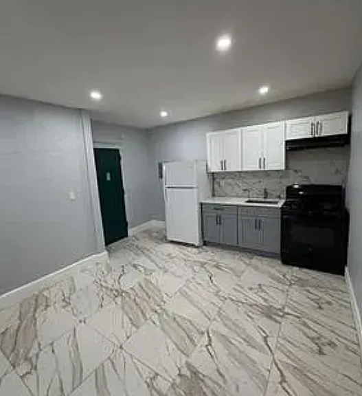 400 Leslie St — Photo 1