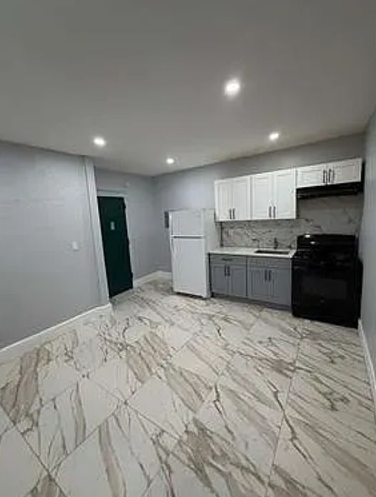 1st image of 400 Leslie St