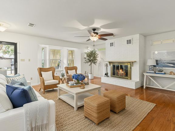 3rd image of 807 Holbrook Cir