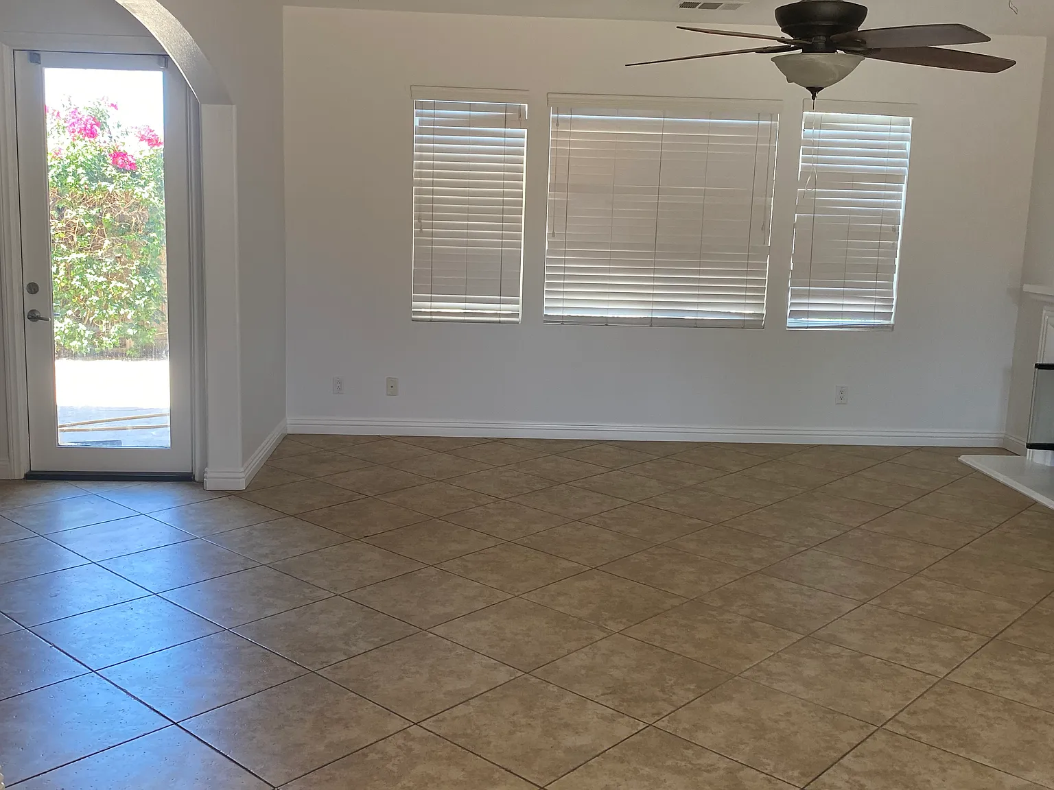 5 bed, 3550 sqft, $3,850 — Photo 2