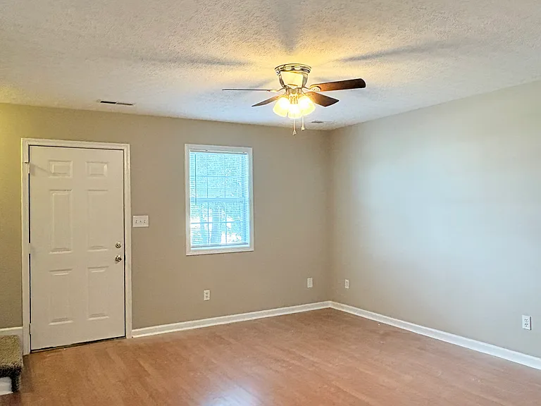 3259 Spring Hollow Ave — Photo 2