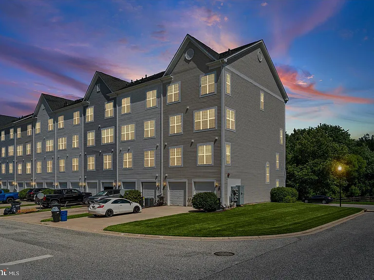 1670 Mohegan Dr #B — Photo 32