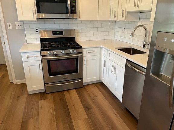 3rd image of 765 Herricks Ln