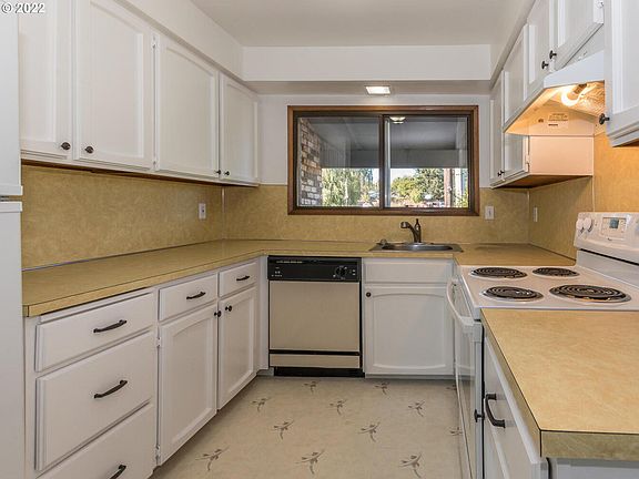 2nd image of 200 NE Kane Dr
