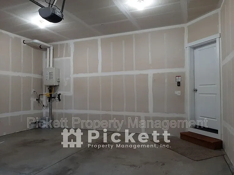 1004 Samara St — Photo 12