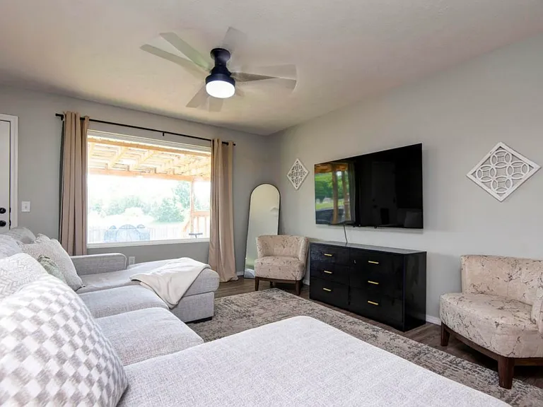 458 Ethan Ave — Photo 2