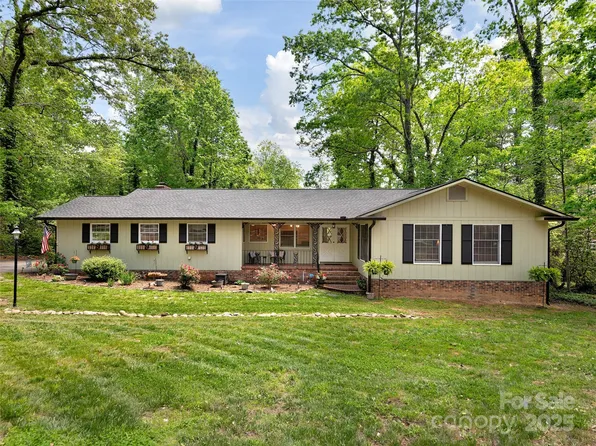 214 Heathcote Rd, Hendersonville, NC 28791