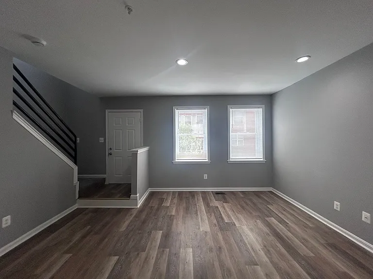 2571 Francis St — Photo 7