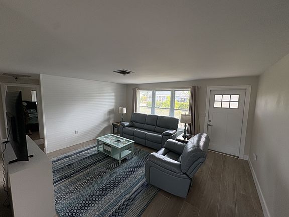 3rd image of 510 Pine Rd