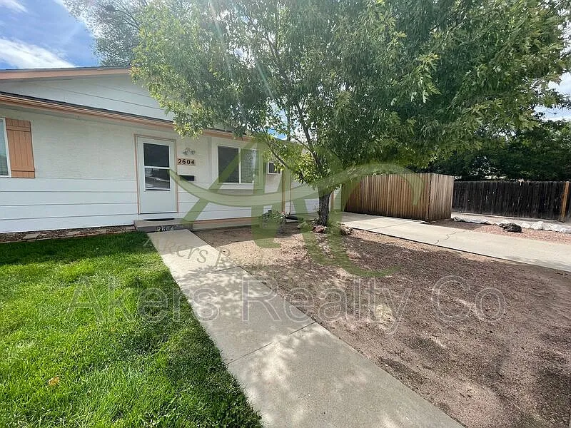 2 bed, 1.0 bath, 768 sqft, $1,395 — Photo 2