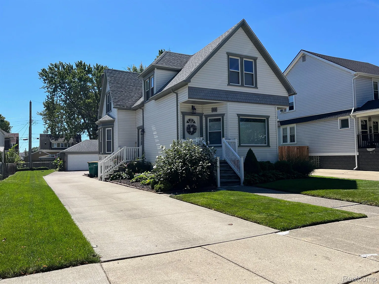 313 Superior Blvd photo 1