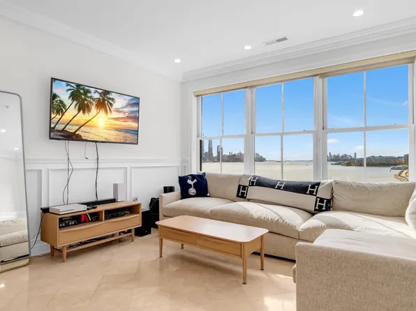 22 Avenue At Port Imperial image 2 of 31