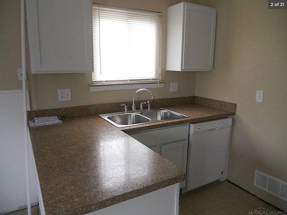 4th image of 23757 Reynolds Ave