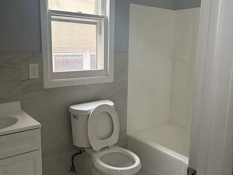 220 Phillips Ave — Photo 6