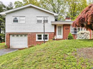 8 Crescent Dr, New Cumberland, PA 17070