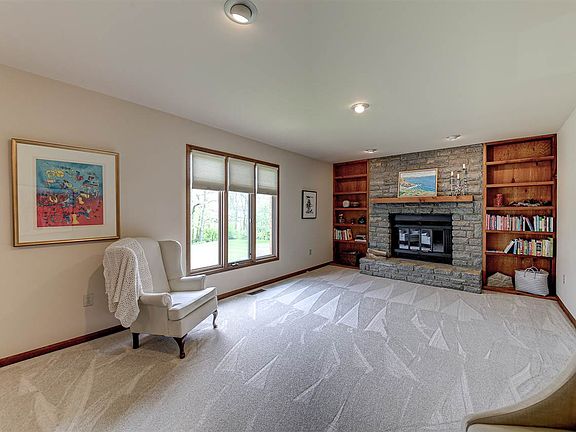 2nd image of 725 Oakridge Dr