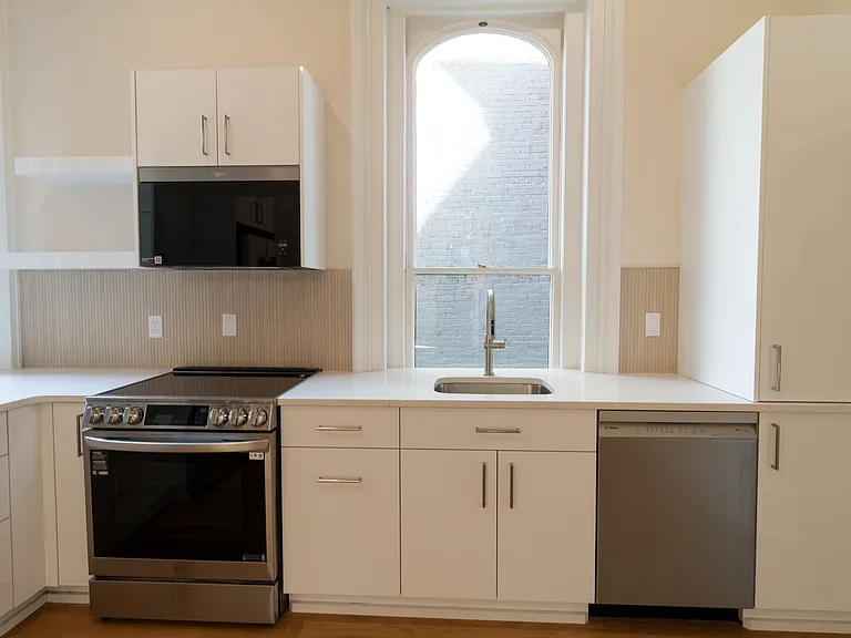 17 N Pearl St #2 — Photo 5